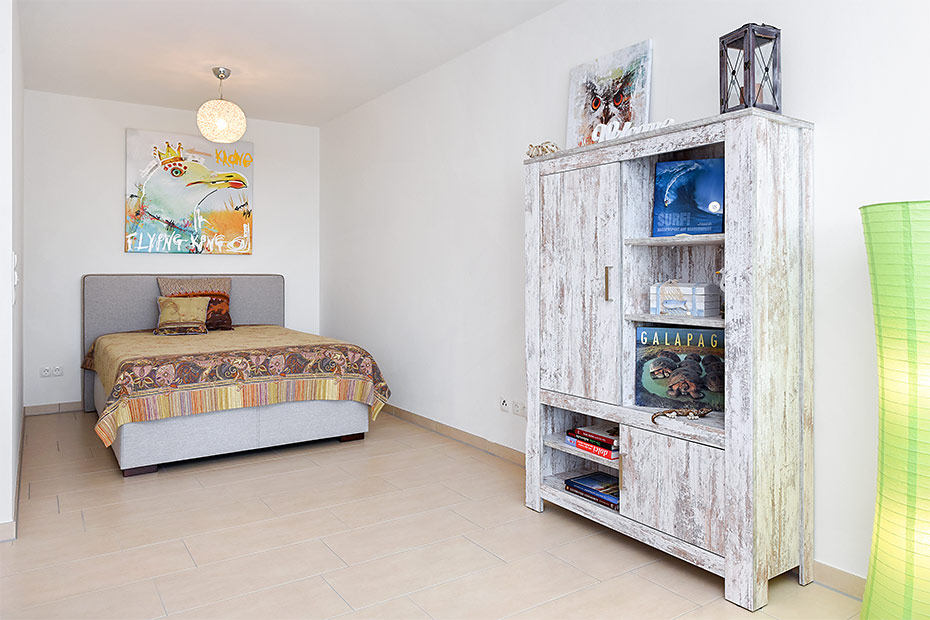 Ferienwohnung „Hafenkieker“ - Wohn- und Schlafraum mit integriertem Küchenbereich