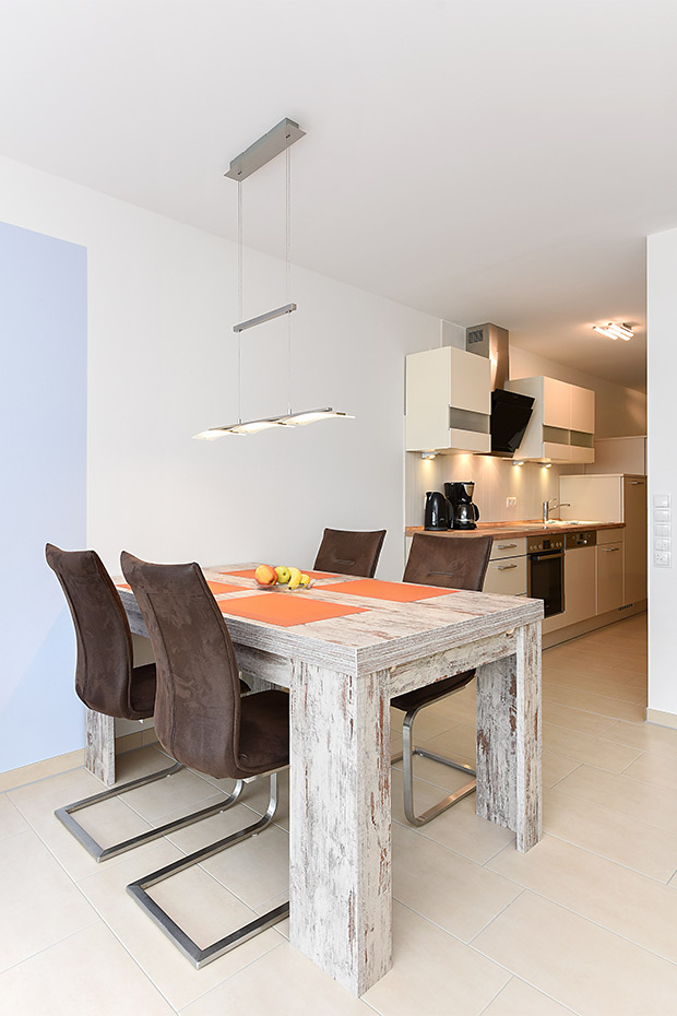 Ferienwohnung „Hafenkieker“ - Wohn- und Schlafraum mit integriertem Küchenbereich