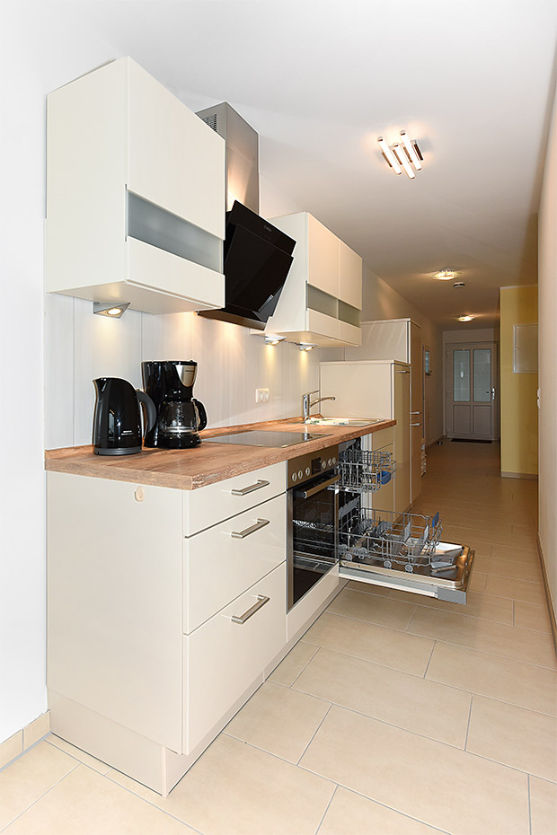 Ferienwohnung „Hafenkieker“ - Wohn- und Schlafraum mit integriertem Küchenbereich