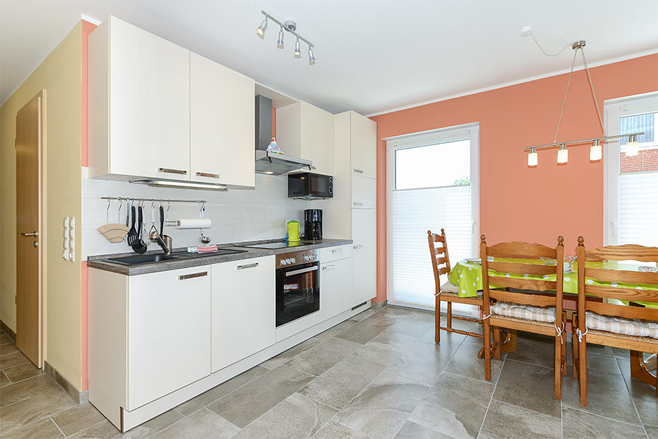 Ferienwohnung „Molenfeuer“ - Wohnzimmer mit integriertem Küchenbereich