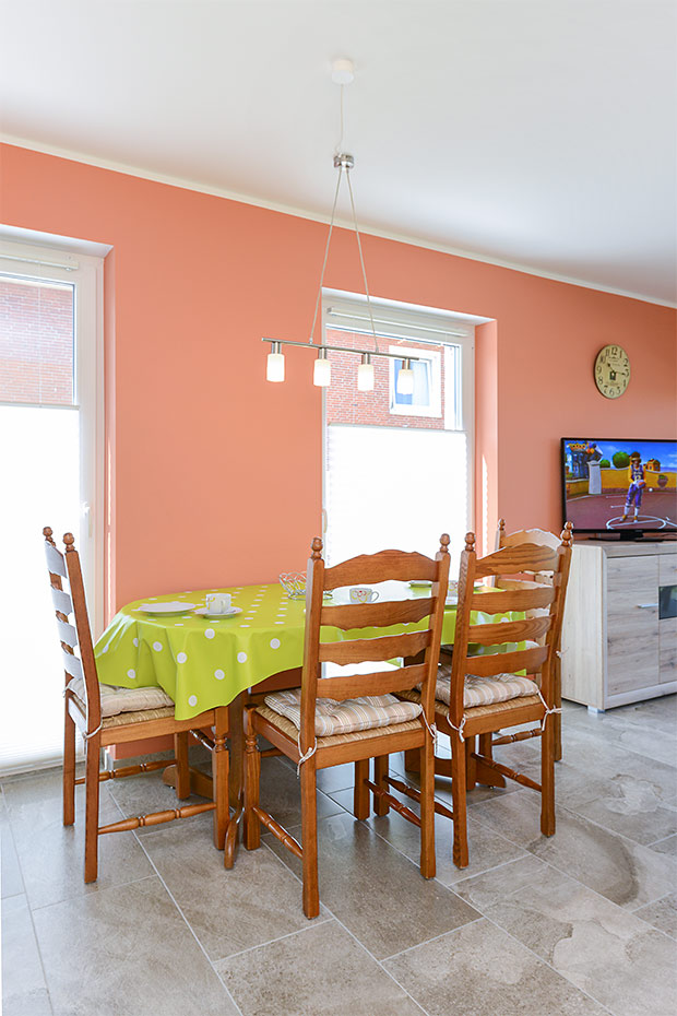 Ferienwohnung „Molenfeuer“ - Wohnzimmer mit integriertem Küchenbereich