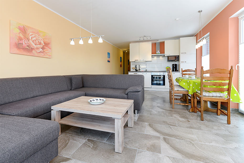Ferienwohnung „Molenfeuer“ - Wohnzimmer mit integriertem Küchenbereich
