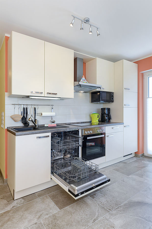 Ferienwohnung „Molenfeuer“ - Wohnzimmer mit integriertem Küchenbereich