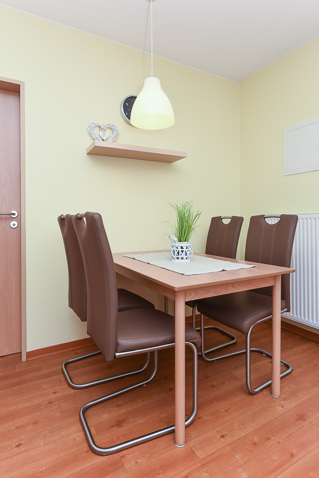 Ferienwohnung „Wattenmeer“ (1) - Wohnraum mit integrierter Küche