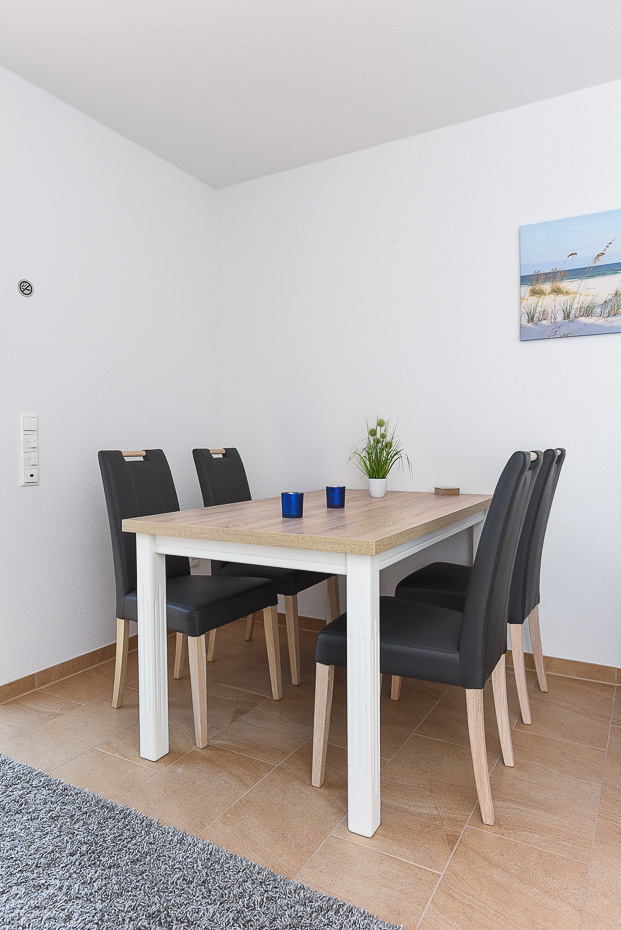 Ferienwohnung „Seeperle“ - Wohnzimmer mit integriertem Küchenbereich