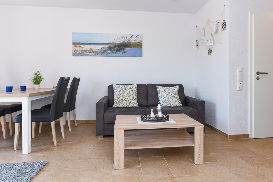 Ferienwohnung „Seeperle“ - Wohnzimmer mit integriertem Küchenbereich