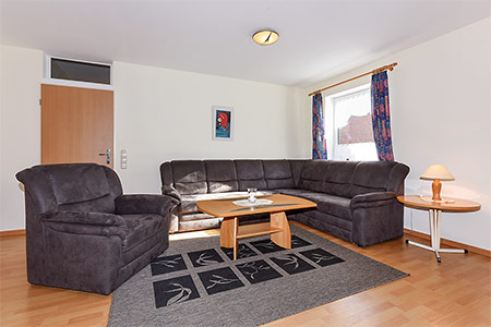 Ferienwohnung 1 - Wohnzimmer mit integriertem Küchenbereich