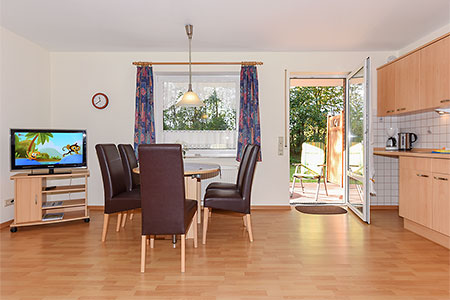 Ferienwohnung 1 - Wohnzimmer mit integriertem Küchenbereich