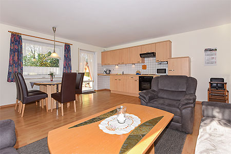 Ferienwohnung 1 - Wohnzimmer mit integriertem Küchenbereich