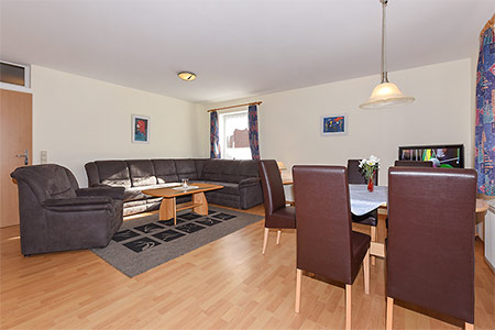 Ferienwohnung 1 - Wohnzimmer mit integriertem Küchenbereich