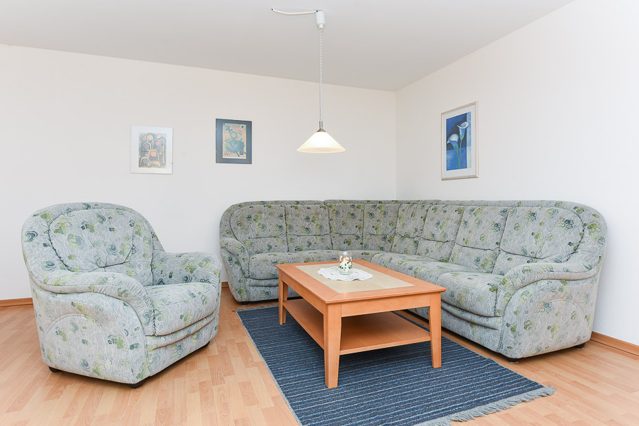 Ferienwohnung 2 - Wohnzimmer mit integriertem Küchenbereich