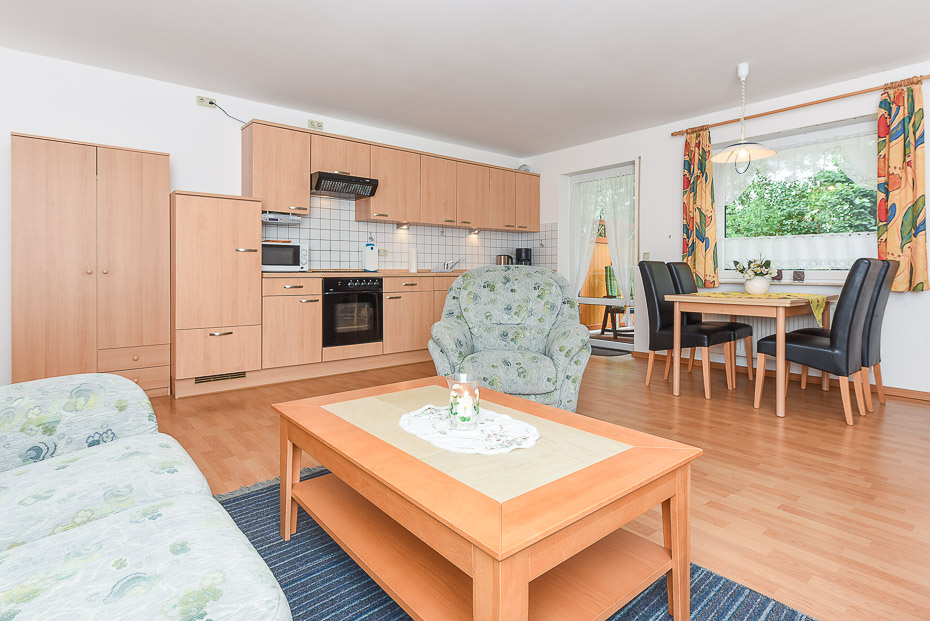 Ferienwohnung 2 - Wohnzimmer mit integriertem Küchenbereich