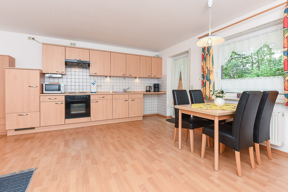 Ferienwohnung 2 - Wohnzimmer mit integriertem Küchenbereich