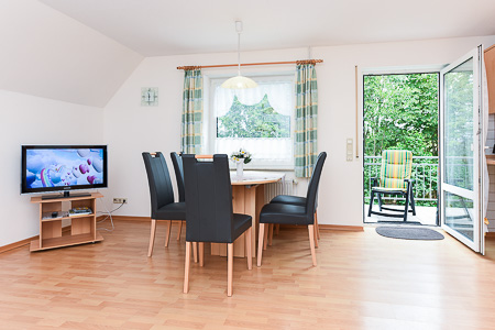 Ferienwohnung 3 - Wohnzimmer mit integriertem Küchenbereich