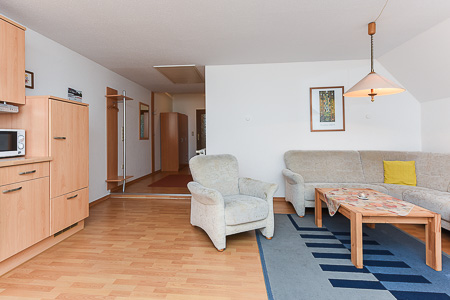 Ferienwohnung 3 - Wohnzimmer mit integriertem Küchenbereich