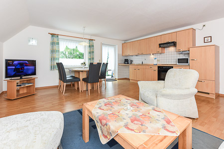 Ferienwohnung 3 - Wohnzimmer mit integriertem Küchenbereich