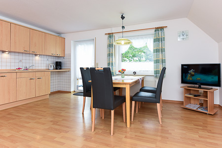 Ferienwohnung 4 - Wohnzimmer mit integriertem Küchenbereich