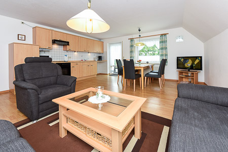 Ferienwohnung 4 - Wohnzimmer mit integriertem Küchenbereich