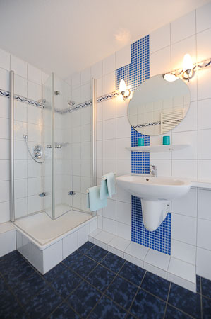 Doppelzimmer Nichtraucher II - Badezimmer mit Dusche, Waschtisch und WC