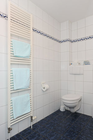 Doppelzimmer Nichtraucher II - Badezimmer mit Dusche, Waschtisch und WC