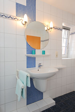 Doppelzimmer Nichtraucher II - Badezimmer mit Dusche, Waschtisch und WC