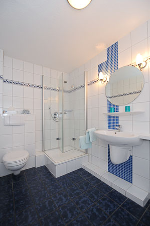 Doppelzimmer Nichtraucher II - Badezimmer mit Dusche, Waschtisch und WC