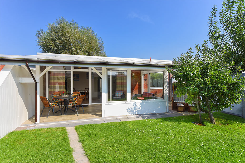 Ferienhaus „Sonnenstern“ - Garten mit Grill und Strandkorb