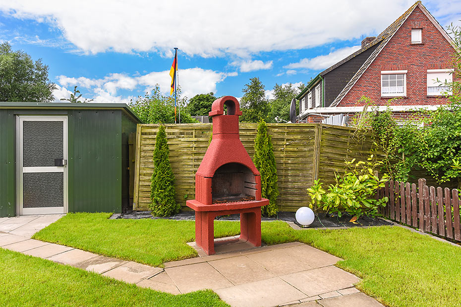 Ferienhaus „Sonnenstern“ - Garten mit Grill und Strandkorb