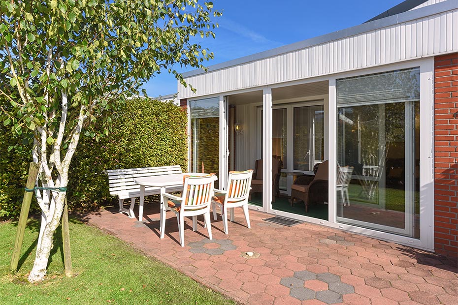 Ferienhaus „Blauer Anker“ - Außenansicht mit Terrasse