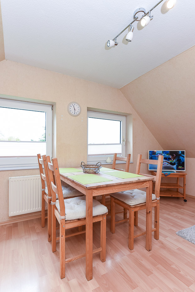 Ferienwohnung 1 - Wohnküche mit Essgruppe und Wohnzimmer-Garnitur