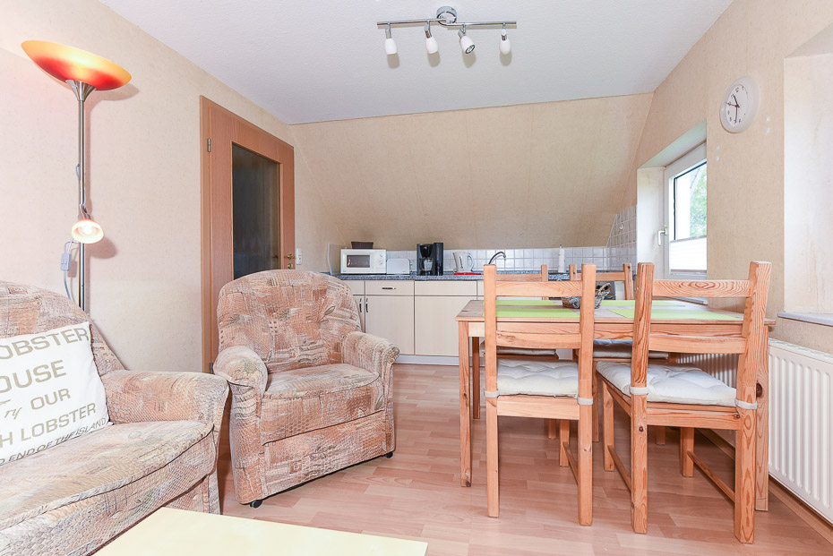 Ferienwohnung 1 - Wohnküche mit Essgruppe und Wohnzimmer-Garnitur