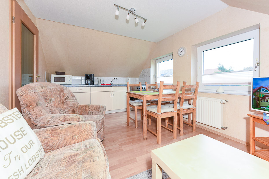 Ferienwohnung 1 - Wohnküche mit Essgruppe und Wohnzimmer-Garnitur