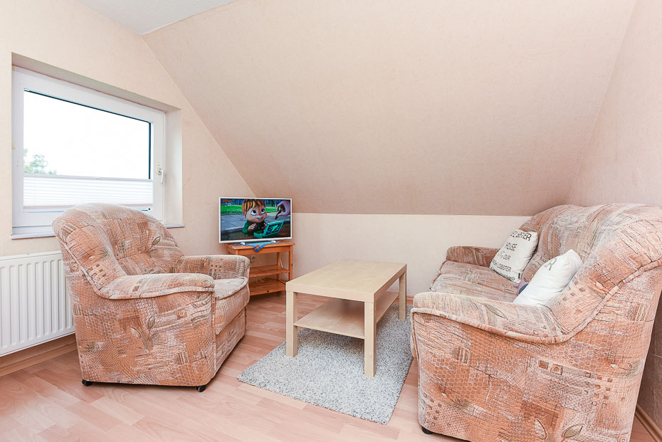 Ferienwohnung 1 - Wohnküche mit Essgruppe und Wohnzimmer-Garnitur