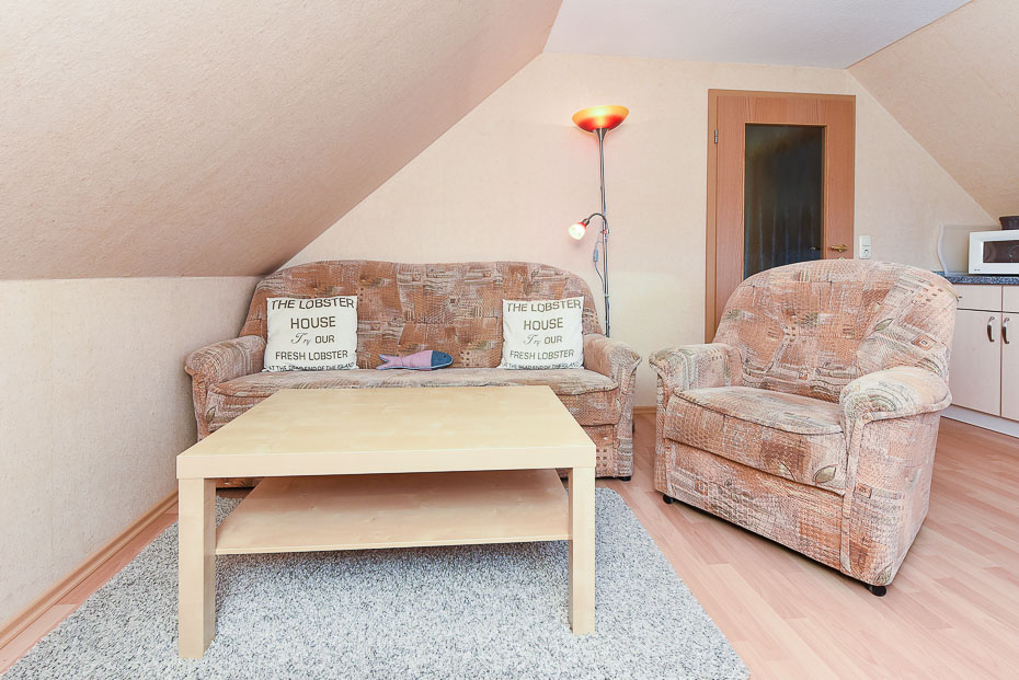 Ferienwohnung 1 - Wohnküche mit Essgruppe und Wohnzimmer-Garnitur