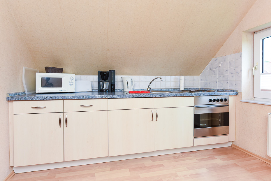 Ferienwohnung 1 - Wohnküche mit Essgruppe und Wohnzimmer-Garnitur