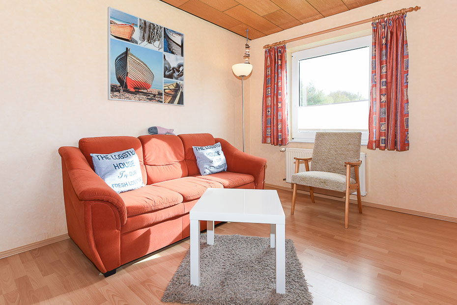 Ferienwohnung 2 - Wohnküche mit Essgruppe und Wohnzimmer-Garnitur