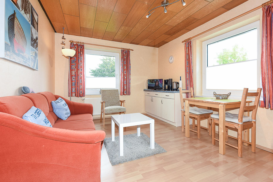 Ferienwohnung 2 - Wohnküche mit Essgruppe und Wohnzimmer-Garnitur
