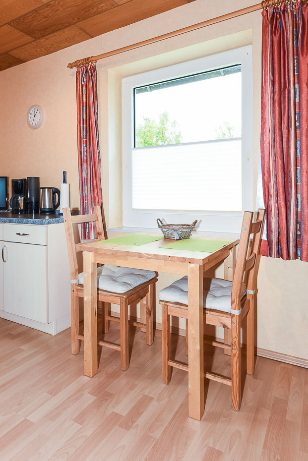 Ferienwohnung 2 - Wohnküche mit Essgruppe und Wohnzimmer-Garnitur