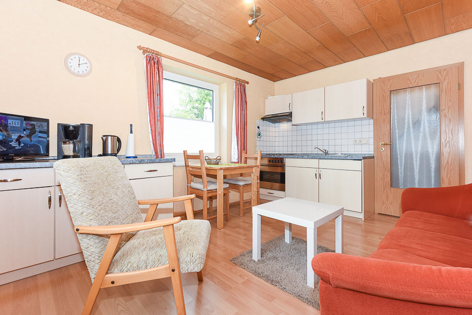 Ferienwohnung 2 - Wohnküche mit Essgruppe und Wohnzimmer-Garnitur