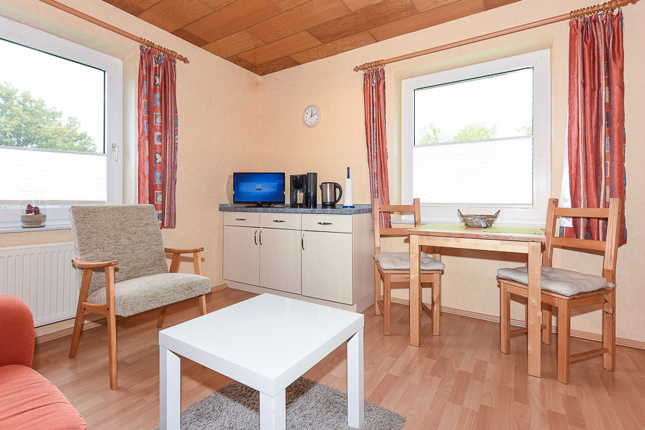 Ferienwohnung 2 - Wohnküche mit Essgruppe und Wohnzimmer-Garnitur
