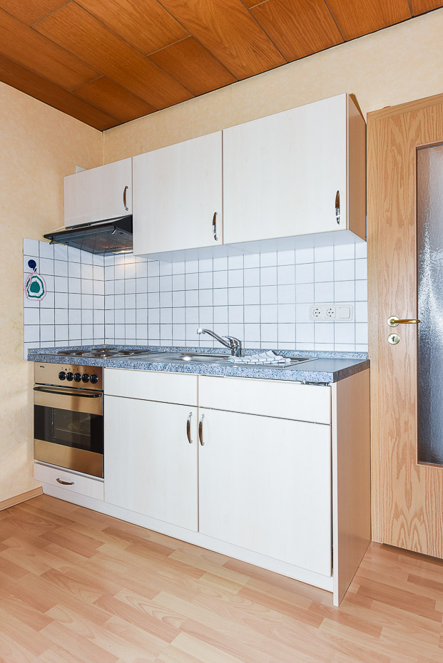 Ferienwohnung 2 - Wohnküche mit Essgruppe und Wohnzimmer-Garnitur