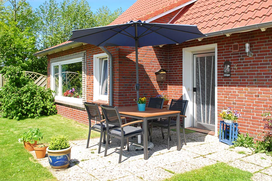 Ferienwohnung 2 - Terrasse im Garten vor dem Haus