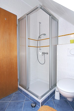 Ferienwohnung „Spiekeroog“ - Badezimmer mit Dusche, Waschtisch und WC