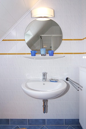 Ferienwohnung „Spiekeroog“ - Badezimmer mit Dusche, Waschtisch und WC
