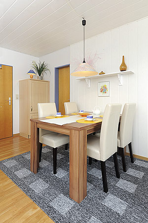 Ferienwohnung „Spiekeroog“ - Wohnraum mit integrierter Küche und Essgruppe