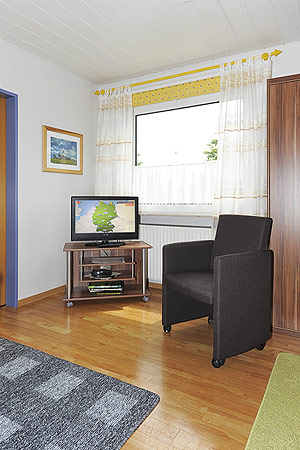 Ferienwohnung „Spiekeroog“ - Wohnraum mit integrierter Küche und Essgruppe