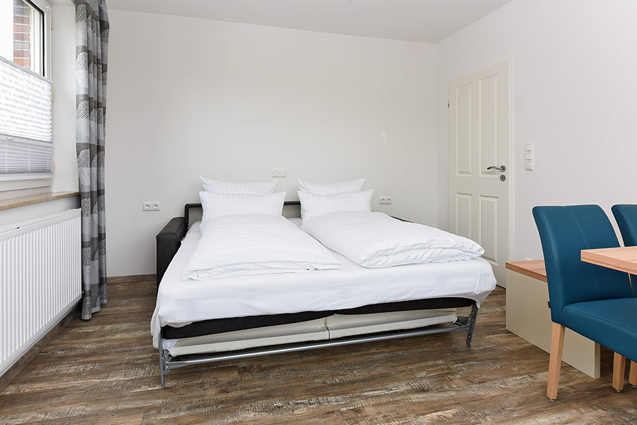 Ferienwohnung „Möwe 1“ - Wohnzimmer mit Schlafcouch