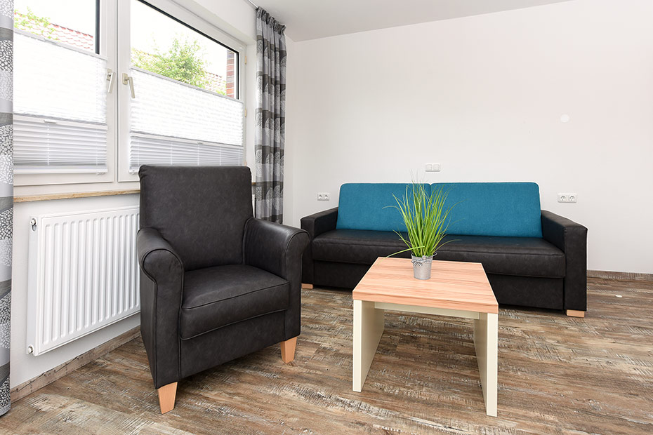 Ferienwohnung „Möwe 1“ - Wohnzimmer mit Schlafcouch