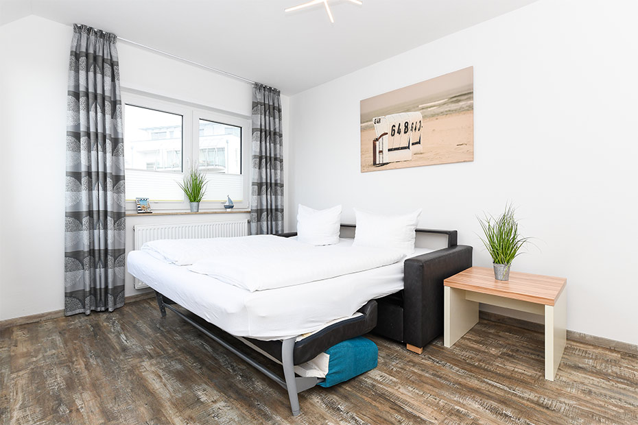 Ferienwohnung „Möwe 4“ - Wohnzimmer mit Schlafcouch (Schlafzimmer mit Doppelbett folgt weiter unten!)