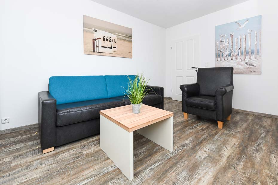 Ferienwohnung „Möwe 4“ - Wohnzimmer mit Schlafcouch (Schlafzimmer mit Doppelbett folgt weiter unten!)